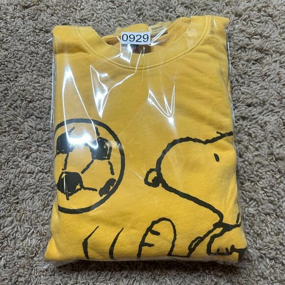 Levi’s Peanuts Snoopy Men Large L Soccer Yellow Sweater Pullover World Cup FIFA - Picture 8 of 8